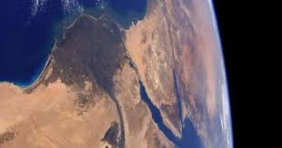 وتقع دلتا النيل على بعد حوالي 100 ميل (161 كم) من الشمال إلى الجنوب، وهي تمتد على طول 150 ميلا (241 كم) من الساحل المصري من الإسكندرية في الغرب إلى بورسعيد في الشرق، إنها واحدة من أكبر دلتا الأنهار في. Ø§Ù„Ù†Ù‡Ø± Ø§Ù„Ø®Ø§Ù„Ø¯ Ø´Ø±ÙŠØ§Ù† Ø§Ù„Ø­ÙŠØ§Ø© Ø±Ø§Ø¦Ø¯ ÙØ¶Ø§Ø¡ ÙØ±Ù†Ø³Ù‰ ÙŠØªØºØ²Ù„ ÙÙ‰ Ø¯Ù„ØªØ§ Ø§Ù„Ù†ÙŠÙ„ ÙˆÙ…ÙˆÙ‚Ø¹ Ù…ØµØ± Ø§Ù„Ù…Ù…ÙŠØ² Ø§Ù„ÙŠÙˆÙ… Ø§Ù„Ø³Ø§Ø¨Ø¹