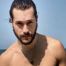 Ardından ise pek çok reklam filminde rol alarak oyunculuğa adım atmıştır. Son Yaz Dizisi Akgun Alperen Duymaz Biyografi Biyografi Sitesi