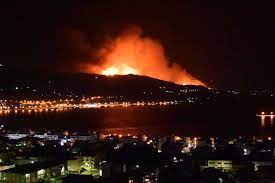 Σε εξέλιξη βρίσκεται φωτιά, που ξέσπασε στις 15:15 σε δασική έκταση στην περιοχή κονταίικα στη σάμο. Fwtia Twra Samos Dyskoles Stigmes Sto Nhsi Fwto Ekklhsia Online