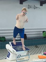 Schwerstbehinderter 14 Jahriger Meistert Sein Leben Auch Als Top Schwimmer Ohne Arme In Gottes Hand Onetz