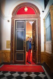 The galerie vivienne is one of the covered passages of paris, france, located in the 2nd arrondissement. Affaire Conclue Pierre Jean Chalencon Ouvre Les Portes D Tele Star