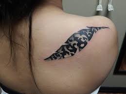 Tribal tattoos make extensive use of overlapping symbols. Tolle Schwarze Tribal Feder Tattoo Am Rucken Tattooimages Biz