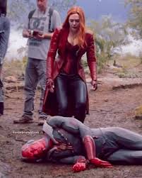 Elizabeth olsen, 29, doesn't seem too happy with how her character, scarlet witch, is being dressed in the avengers movies. Elizabeth Olsen And Paul Bettany Behind The Scenes Of Avengers Infinity War Elizabeth Olsen Y Paul Bettany Detra Elizabeth Olsen Avengers Paul Bettany