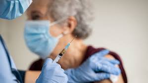 Na očkování se mohou přihlásit lidé nad 80 let kdykoliv. Rb5s4ybcrgxubm