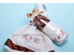 Jumlah pemesanan sebanyak 100 pcs dengan ukuran 35x41x7 cm berbentuk jinjing dengan tali berwarna merah. Souvenir Tas Blacu Batik Premium Evy Souvenir