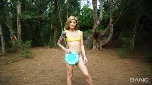 Roxy Ryder Sucks Dick In The Disc Golf Field - PORNSTARS.TUBE
