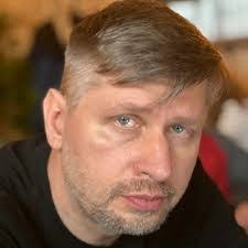 Robert Pasinski's Instagram, Twitter & Facebook