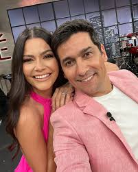 Que tengan un feliz sábado💕❤️. Ya los extrañamos, pero nos vemos el lunes.  Mientras tanto, comenzaremos a ensayar para el #RetoDeBaile de tango🥰🙊  #QueSiQueSi #EnamorandonosUSA.