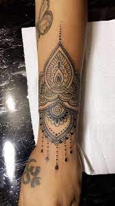 Upper Arm With A Rounded Top Tattoedgirl Tattoed Girl Tattoedgirl Tattoed Girl Henna Arm Tattoo Henna Tattoo Designs Arm Cuff Tattoo