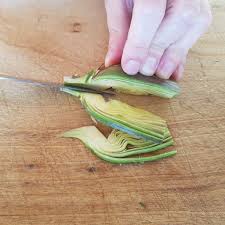 I carciofi crudi possono essere utilizzati in diverse certamente mangiare i carciofi crudi implica un'accurata pulizia degli ortaggi, che devono essere. Come Pulire I Carciofi Tutorial Pasticciandoconlafranca Ricette Vegane