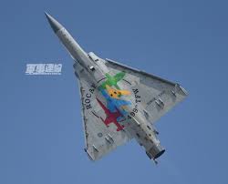在法保罗夫航空展上，一架最先进的幻影2000战机在飞行表演之时无故失踪。安东尼（伯努瓦·马吉梅 benoît magimel 饰）和塞巴斯蒂安上尉（科洛维斯·科尔尼拉 clovis cornillac 饰）奉命追踪飞机的下落，并最终找到了飞机，没想到幻影2000竟然向两人发起了攻击，无奈之中，为了自保，安东尼将其击落。 28é£›è¡ŒéšŠèˆªç©ºæ–‡å‰µ 1 72 å¹»è±¡2000æˆ°æ©Ÿ20é€±å¹´å¡—è£é›™æ©Ÿçµ„ å°ç£é™é‡ç‰¹åˆ¥ç‰ˆ Ha1615x Facebook