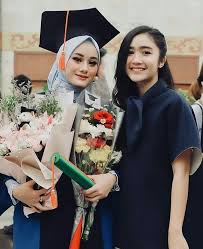 Pacar yang sedang kita kencani saat itu. 10 Potret Bahagia Wisuda Dinda Hauw Simpel Tapi Elegan