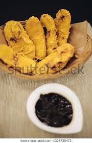 Mirip dengan sambal terasi goreng tapi dengan sentuhan asam dari jeruk nipis.hmmmmm satu dari sambal favorit saya. Sambal Pisang Goreng Sekali