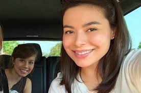 The latest tweets from miranda cosgrove (@mirandacosgrove). Miranda Cosgrove And Jennette Mccurdy Had A Mini Icarly Reunion And I M Low Key Freaking Out