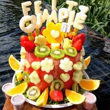 Pastel De Sandia M60 Sandia Decorada Con Las Figuras De Tu Eleccion En Fruta Variada Petalos El Dulce Bouquet De Frutas