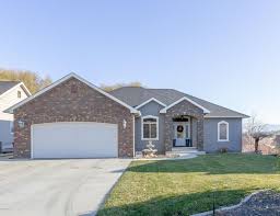 8704 Maclaren Ave Yakima Wa 98908 Mls 19 2815 Zillow In 2020 Large Family Rooms Level Homes Yakima