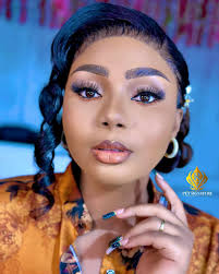 Hello!! I haven't posted for a very long time but I had to share my makeup  with you!! I hope you like it! Do not hesitate to follow me