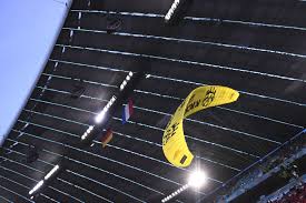 Der pforzheimer pilot selbst hat bei der aktion womöglich großes glück gehabt. Em 2021 Greenpeace Aktivist Landet Mit Gleitschirm Vor Dfb Spiel Im Stadion