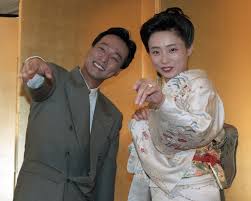 婚約発表会見でそろってルイルイポーズを決めて見せる太川陽介（左）と藤吉久美子（１９９４年）― スポニチ Sponichi Annex 芸能