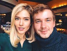 Певица юлия паршута стала единственной женщиной в финале второго сезона шоу «маска». Krasivaya Para V Seti Poyavilos Slishkom Miloe Foto Aleksandra Petrova So Znamenitoj Blondinkoj V Seti Penza Vzglyad