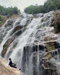 Kesejukan air dan kehijauan pepohon hijau amat mendamaikan sesiapa sahaja yang datang untuk berehat sambil berkelah bersama keluarga. 10 Lokasi Air Terjun Sekitar Malaysia Ada Sesuatu Buat Ramai Kelu Libur