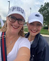 Elly Miller's Instagram, Twitter & Facebook