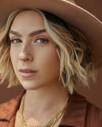 Emily Chamberlain's Instagram, Twitter & Facebook