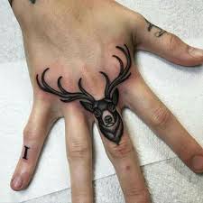 Auch kleine tattoos können eine ganz große wirkung haben, wenn sie geschickt platziert werden. Finger Tattoo Ideen Fur Mann Und Frau Beliebte Motive Mit Symbolik