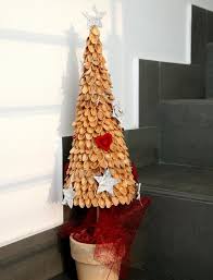 Udekorowana choinka z misiem i prezentem. Choinka Z Pistacji Pistacje Pomalowane Farba I Posypane Brokatem Gingerbread House Gingerbread Diy