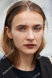 Model Lynn Palm Leaves Rejina Pyo redaktionelt stock-foto