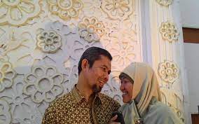 Selain kedua hal tersebut di atas, melakukan apapun dalam rangka bersenang senang antara suami dan istri hukum asalnya adalah mubah atau boleh, kecuali ada dalil khusus yang melarangnya. Menambahkan Nama Suami Di Belakang Nama Istri Bolehkah Islampos