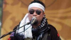Ia menjadi gitaris di band tersebut. S1ifhbi0i3n2cm