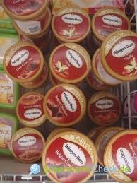 It's dedicated to the serious chocolate lover, and features a decadent blend of chocolate fudge swirls, dark chocolate cookie pieces and creamy dark chocolate ice cream. Haagen Dazs Eis Cookies Cream Nutri Score Kalorien Angebote Preise