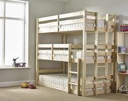 Mit einem hochwertigen hochbett schenken sie ihrem kind nicht nur eine bequeme schlafgelegenheit, sondern auch einen zusätzlichen spielbereich. Schmal Hoch Beispiele Platzsparend Ubereinander Geschwister Zimmer Etagenbett Kinder Dreifache Etagenbetten Etagenbett