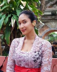 10 Inspirasi Kebaya Bali Yang Anggun Ala Happy Salma Bisa Jadi Variasi Model Kebaya Wisudamu Nih