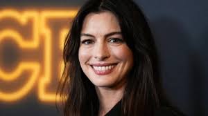 Puedes conseguir el maquillaje insignia de Anne Hathaway y su piel luminosa