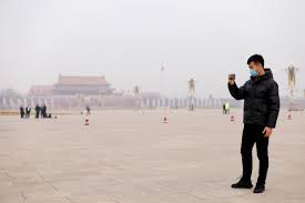 Touristen wird empfohlen im hotel zu bleiben oder atemschutzmasken zu tragen. Beijing Chokes On Smog As China Tries To Balance Industrial Recovery And Greener Growth South China Morning Post
