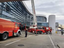 Situat la 16,5 km nord de centrul bucureștiului, aeroportul internațional henri coandă bucurești este cel mai mare aeroport al româniei, deservind 67 de destinații externe și 9 destinații interne. Incendiu Pe Aeroportul Otopeni In Zona PlecÄƒri InternaÈ›ionale Europa Fm