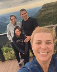 Feliz aniversário Valentina 💖 Mil milhões de beijos pra você!! Chegar nos  17 anos é uma delícia ❤️Parabéns 🎉 Amamos você filha🥰