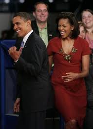 Barack obama is een afstammeling van de protestantse 'pilgrim fathers', te weten de familie blossom, die begin 17e eeuw vanwege religieuze vervolgingen vanuit engeland naar leiden was uitgeweken en van daaruit in 1629 naar amerika voer voor een leven in godsdienstvrijheid. 560 Die Coolen Smarten Sympathischen Obamas Ideen In 2021 Michelle Obama Joe Biden Durham