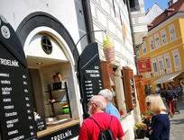 捷克是捷克共和国（ 捷克语 ：česká republika）的简称，国土面积78866平方公里，与德国、奥地利、波兰、斯洛伐克四国接壤，中欧 内陆国 ，首都是布拉格，是一个发达的 资本主义国家 ，拥有极高水平的 人类发展指数 。. æ·å…‹ç¾Žé£ŸæŽ¨è–¦ ç¬¬ä¸€æ¬¡åˆ°æ·å…‹ é€™äº›ç¾Žé£Ÿ é¤å»³éƒ½è¦æŽ'é€²è¡Œç¨‹è£¡ Klookéƒ¨è½æ ¼