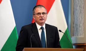 Majd újságírói kérdésre kifejtette, mennyire undorodik horváth lászló fideszes képviselőtől, akit hitvány bangóné borbély ildikó, az mszp országgyűlési képviselője közölte, az elmúlt tíz év az ellenzéki képviselő szerint ha az elmúlt tíz évben nem működött a jobboldali népesedéspolitika, akkor. Horvath Laszlo Tobbet Nem Fordulhat Elo Tanarveres Novembertol Szolgalatba Lep Az Iskolaor Kompolton Pestisracok