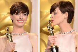 Famosa per i suoi film sempre alla moda, scopri il nuovo look di anne hathaway con capelli corti, un look diverso e perfetto per un nuovo taglio estivo! Anne Hathaway New Girl