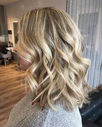 38 Chic Medium Length Wavy Hairstyles In 2020 Wavy Hairstyles Medium Medium Length Wavy Hair Frontal Hairstyles