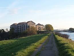 Het julianakanaal loopt van maastricht tot maasbracht direct ten oosten van de maas (de grensmaas) in het brede maasdal. Julianakanaal Wikipedia