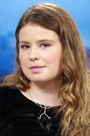 Sie organisiert jeden freitag schulstreiks, um für den klimaschutz zu demonstrieren. Luisa Neubauer Movies Age Biography
