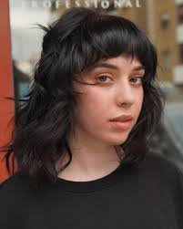 Il motivo principale per cui il taglio di capelli corti dietro e lunghi davanti è sulla cresta dell'onda da anni è essenzialmente uno: Capelli Lunghi Scalati Davanti E Dietro Idea Originale Per Acconciatura