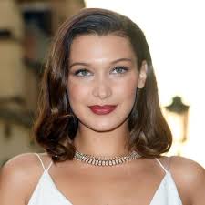 Photos of short hairstyles with the same hairstyle and face shape. The 10 Most Flattering Haircuts For Oval Faces Allure