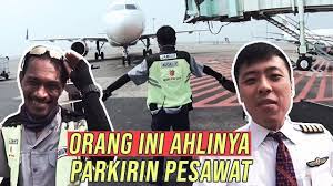 Syarat menjadi juru parkir pesawat : Ingin Tahu Bagaimana Pesawat Bisa Terparkir Dengan Baik Orang Ini Ahlinya Youtube