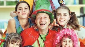 Mica de la abracadabra, în vârstă de 31 de ani, a murit la ora 15.30, în spitalul fundeni, unde se afla internată la terapie intensivă, fiind diagnosticată cu ciroză hepatică. Au Trecut 4 Ani De La Moartea MicÄi De La Abracadabra Uite Ce Mesaj EmoÈionant A Transmis Magicianul Antena 3